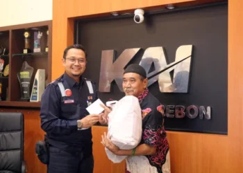 KAI Daop 3 Cirebon Bagikan Bingkisan Lebaran untuk Porter dan Pensiunan