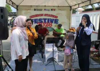 Live Music Sambut Pemudik Lebaran di Stasiun Cirebon