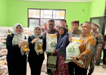 Pemkot Cirebon dan Bulog Salurkan Bantuan Pangan untuk Warga