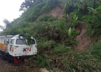 KAI Cirebon Minta Maaf: Longsor Hentikan KA Ciremai di Petak Jalan