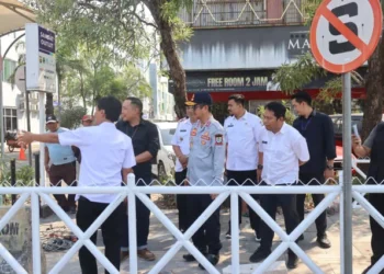 Wali Kota Cirebon Tinjau Pemagaran Trotoar di Depan CSB Mall untuk Tingkatkan Ketertiban