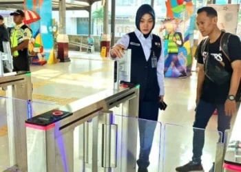 Kurangi Penggunaan Kertas: KAI Daop 3 Cirebon Anjurkan Pelanggan Gunakan Face Recognition di Boarding Gate
