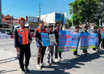 Perkuat Budaya Keselamatan di Perlintasan Sebidang KAI Daop 3 Cirebon Bolaborasi Dengan Komunitas Pecinta Kereta Api