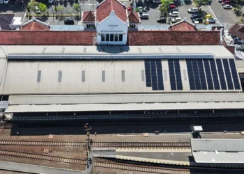 KAI Daop 3 Cirebon Dorong Efisiensi Energi Lewat Pemanfaatan Solar Panel di Tiga Stasiun